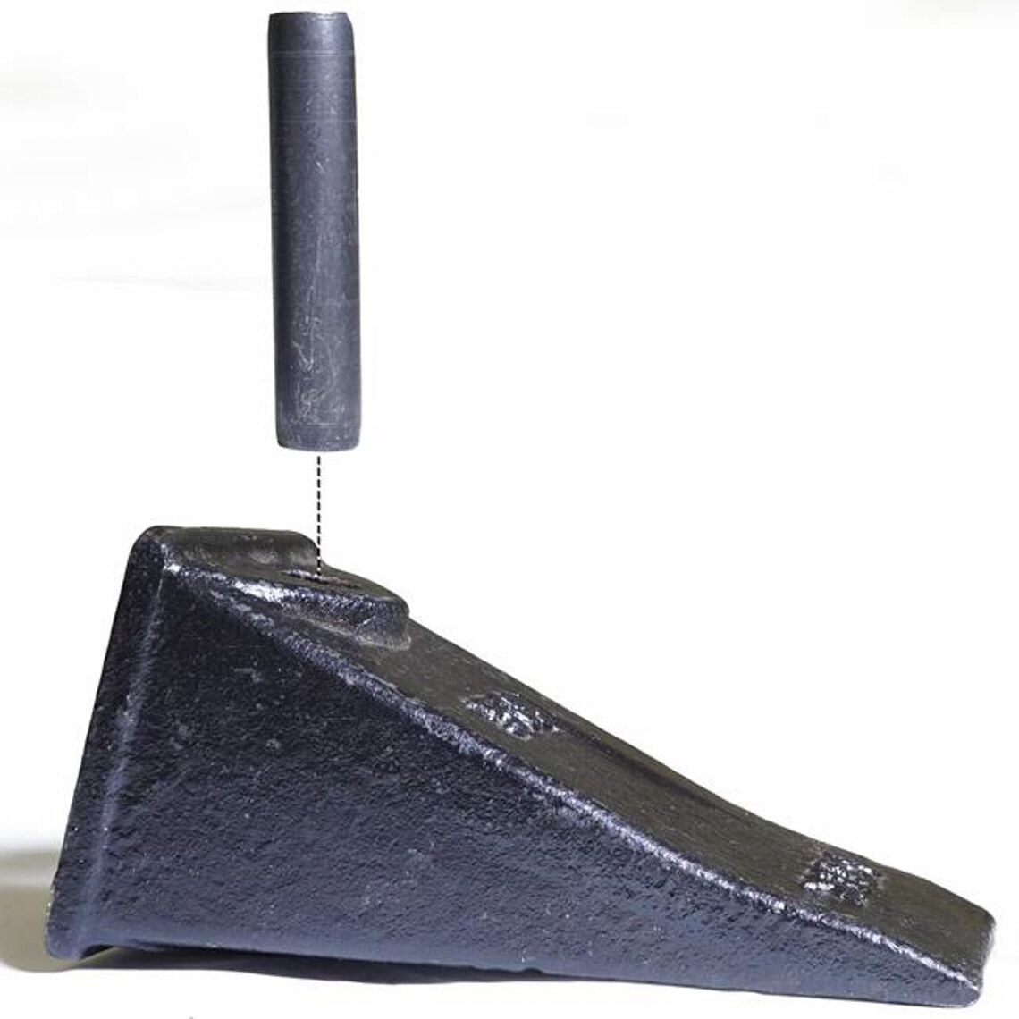 X156 Bucket Teeth w/ P156 Roll Pin – Titan Attachments